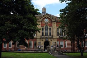 서 프레데릭 매핀 빌딩(Sir Frederick Mappin Building) 여름