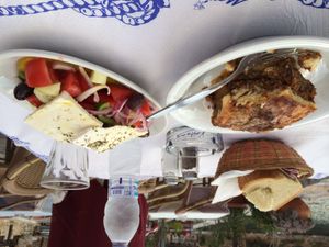 그리스 타베르나의 무사카와 그리스 샐러드