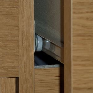 서랍에 장착된 서랍 레일의 근접 사진.