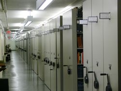 이동식 책장을 채택한 도서관의 서고