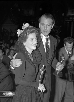 조앤 폰테인과 게리 쿠퍼가 제14회 아카데미상 시상식에서 오스카상을 들고 있는 모습, 1942년. 폰테인은 영화 《의혹》에서 그녀의 역할로 여우주연상을 수상했다.
