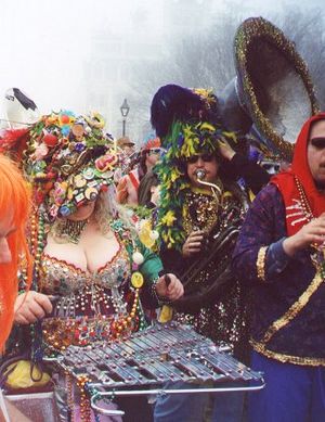 가로로 된 종류의 현악기를 연주하는 마디 그라(Mardi Gras) 음악가