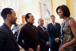 2011년 백악관에서 존 레전드, 스모키 로빈슨, 그리고 미셸 오바마 여사와 함께한 베리 고디