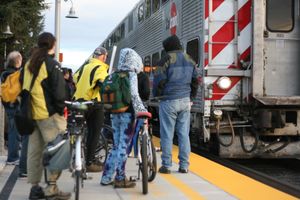 팰로앨토 역에서 캘트레인에 탑승하는 통근자들