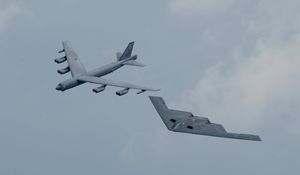 B-52와 B-2 폭격기 편대 비행