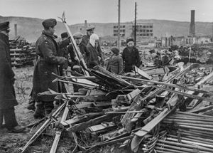 핀마르크에 독일군이 남겨둔 스키를 점검하는 노르웨이군