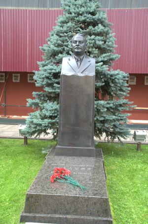 크렘린 벽 묘지에 있는 즈다노프의 묘