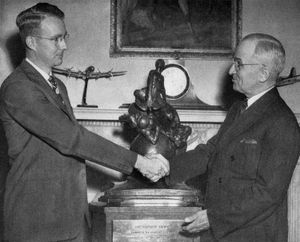 1946년 백악관에서 해리 트루먼 대통령으로부터 콜리어 트로피를 수상하는 앨버레즈