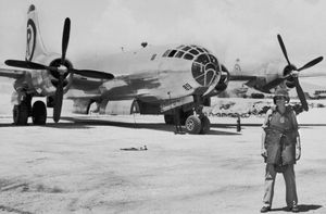 헬멧과 방탄조끼를 착용하고 1945년 티니안 섬에서 폭격기 더 그레이트 아티스트 앞에 서 있는 알바레즈