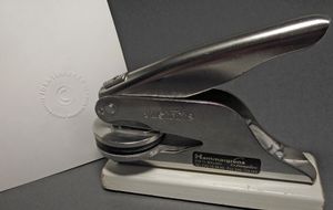 종이에 양각으로 새겨진 저작권 표시