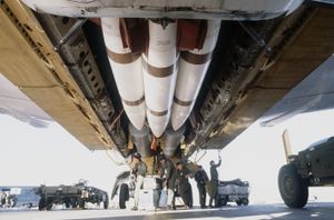 B52 폭탄창 앞쪽에 적재된 두 개의 B28FI와 그 앞에 있는 세 개의 AGM-69 SRAM