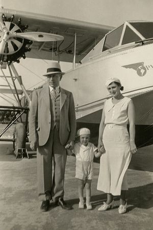 1930년대 카리브해 노선에 사용되었던 컨솔리데이티드 코모도어 수상비행기와 관광객들