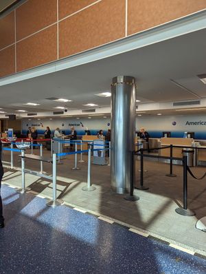 폐쇄 전날 촬영된 터미널 C의 미국항공 체크인장