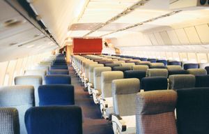 2-5-2 배열의 TWA L-1011 트라이스타의 이코노미 클래스 객실