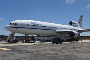 노스롭 그러먼의 L-1011-100 "스타게이저"가 비행을 준비하고 있으며, 페가수스 XL 로켓을 장착할 공간을 확보하기 위해 동체가 들어 올려져 있다.