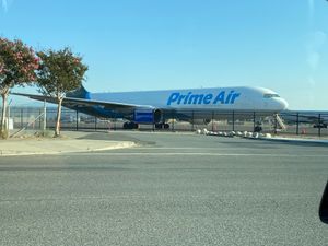 공항에 있는 아마존 프라임 에어 보잉 767-300F