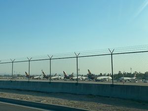 공항 화물 터미널에 있는 UPS 항공기