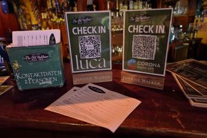 COVID-19 팬데믹 기간 동안 독일의 접촉자 추적 앱 체크인으로 연결되는 두 개의 QR 코드