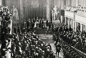 1898년, 왕관과 의복을 착용한 스웨덴-노르웨이의 오스카르 2세 국왕이 옥좌에서 연설을 하는 모습