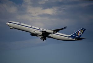 1999년 시드니를 출발하는 올림픽 항공 에어버스 A340-313 SX-DFB