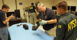 워싱턴의 NTSB 연구소에서 분석이 진행되는 FDR