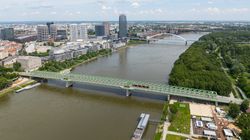 새로운 브라티슬라바 도심의 고층 건물들. 이 지역은 스카이 파크, 유로베아 시티, 그리고 새로운 니비(2024)로 구성되어 있다.