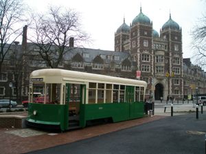 펜 대학교 본교 캠퍼스의 주요 건축 회사인 코프 앤 스튜어드슨(Cope and Stewardson)은 펜 교수들이었으며, 이 사각형 기숙사를 대학 고딕 양식으로 설계했다.