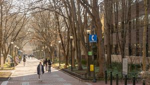 펜 대학교의 주요 도로인 로커스트 워크(Locust Walk).