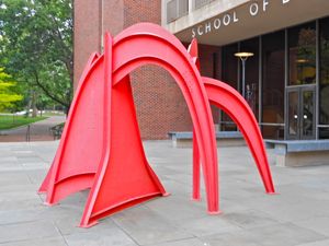 알렉산더 밀른 콜더(Alexander Milne Calder)(알렉스 "샌디" 콜더(Alex "Sandy" Calder))가 1976년에 제작한 '예루살렘(Jerusalem)' 모빌. 펜 대학교 디자인 스쿨과 퍼니스 미술 도서관 사이에 위치