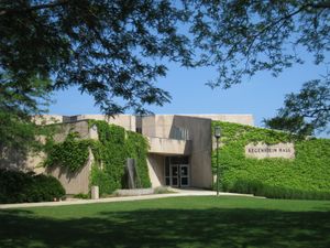 음악 전문 건물인 레겐슈타인 홀(Regenstein Hall of Music), 아카펠라 동아리가 있다.