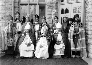 영국 성공회 주교 레지널드 히버 웰러의 서임식. 위스콘신주 퐁 뒤 락의 사도 성 바오로 대성당에서 거행되었으며, 폴란드 국립 가톨릭 교회의 안토니 코즐로프스키와 당시 알류샨 및 알래스카의 주교였던 티콘(그의 사제인 존 코추로프와 세바스티안 다보비치와 함께)이 참석했다.