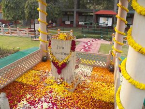 1948년 간디 암살 현장 기념비. 그의 발자취를 형상화한 조형물이 기념비로 이어진다.