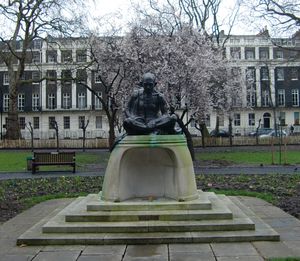1968년에 세워진 런던 태비 스톡 광장(Tavistock Square)의 간디 동상(Statue of Mahatma Gandhi, Tavistock Square)