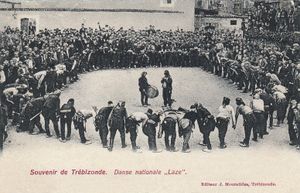 트라브존의 우편엽서로 호론이라는 전통춤을 보여준다.