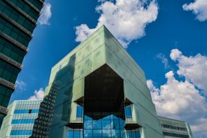 티라나는 알바니아 경제의 중심이다. 알바니아 내의 주요 국내 기업들의 본부와 알바니아에 진출한 해외 기업들의 지사들이 소재해 있다.