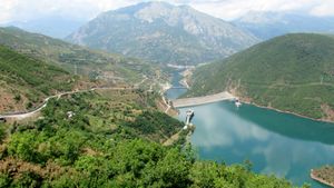 피에르자 저수지는 1978년 피에르자 수력 발전소 건설 계획의 일환으로 세워졌다.