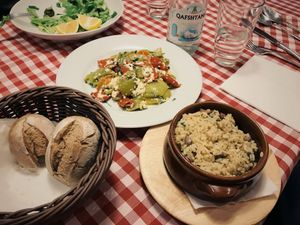 쌀 캐서롤은 오븐에 구워진 뚝배기에 내오는 알바니아의 전통 요리이다.