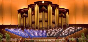 교회가 후원하는 템플스퀘어 성가대(Mormon Tabernacle Choir)는 설립 이후 다양한 상을 수상하고 광범위하게 순회 공연을 펼쳤습니다.