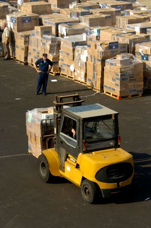 2006년, 미 해군 병사들이 예수 그리스도 후기 성도 교회에서 기증한 인도주의적 물품을 레바논 베이루트로 옮기고 있다.