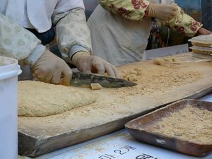 인절미를 썰고 있다.