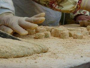 인절미를 썰고 있다.