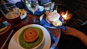 으깬 완두콩 한 그릇에 담긴 미트파이, 영국 북부의 전형적인 서빙 방식