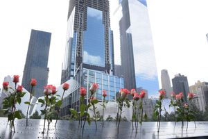 국립 9·11 테러 기념관 북쪽 분수대에 있는 N-2번 패널에는 아메리칸 항공 11편 승객인 아오야마 세이마(Seima David Aoyama) 등의 이름이 새겨져 있다.