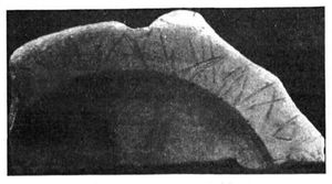 미하일 디미트리우(Mihail Dimitriu)가 루마니아 포아이나(Poiana, Galaţi)의 피로보리다바(Piroboridava) 유적에서 발굴한 항아리 조각. 다키아 도공이 그리스 문자와 라틴 문자를 사용했음을 보여주는 사례 (출처: 다키아 저널(Dacia journal), 1933)