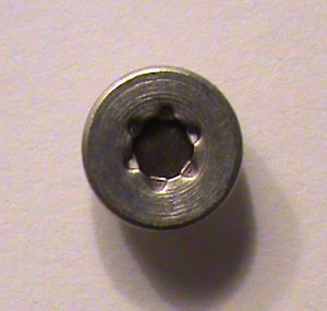 연기 감지기에서 발견된 아메리슘-241 캡슐. 중앙의 어두운 금속 원은 아메리슘-241이고, 주변 케이싱은 알루미늄이다.