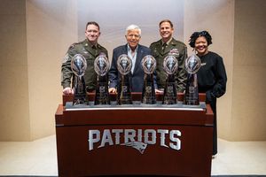 크래프트가 패트리어츠의 6개의 빈스 롬바르디 트로피와 함께 포즈를 취하고 있다.