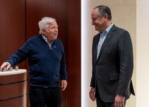 2024년 2월 질레트 스타디움에서 열린 유대인 전쟁 참전 용사 행사에서 미국 부통령 더그 엠호프와 이야기하는 크래프트