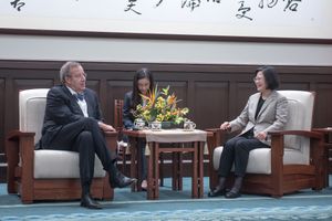 일베스가 2018년 APEC 디지털 혁신 포럼의 일환으로 차이잉원 타이완 총통을 만나는 모습