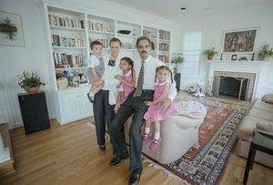 1999년 홀더와 그의 아내, 세 자녀와 함께 찍은 가족사진