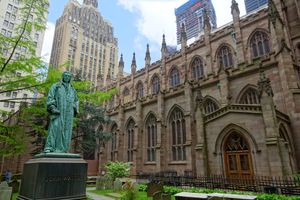 트리니티 교회 묘지에 있는 존 와츠 동상